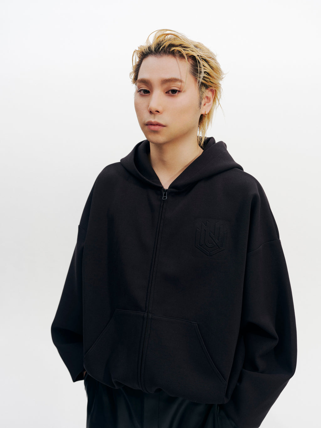 EMBOSS LOGO HOODIE BLACK