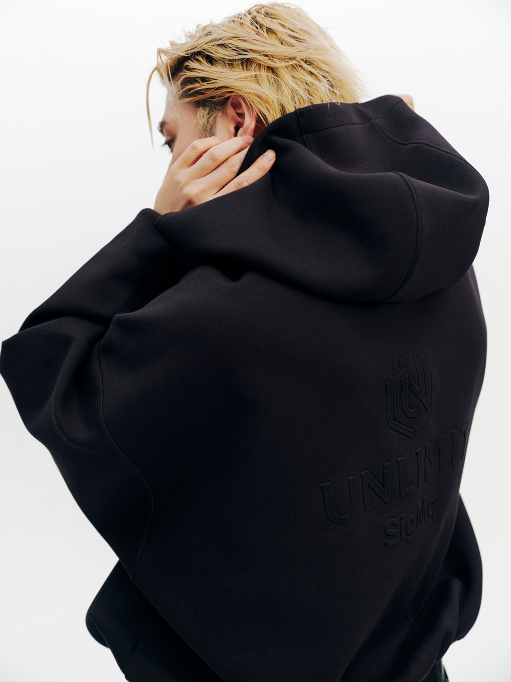 EMBOSS LOGO HOODIE BLACK