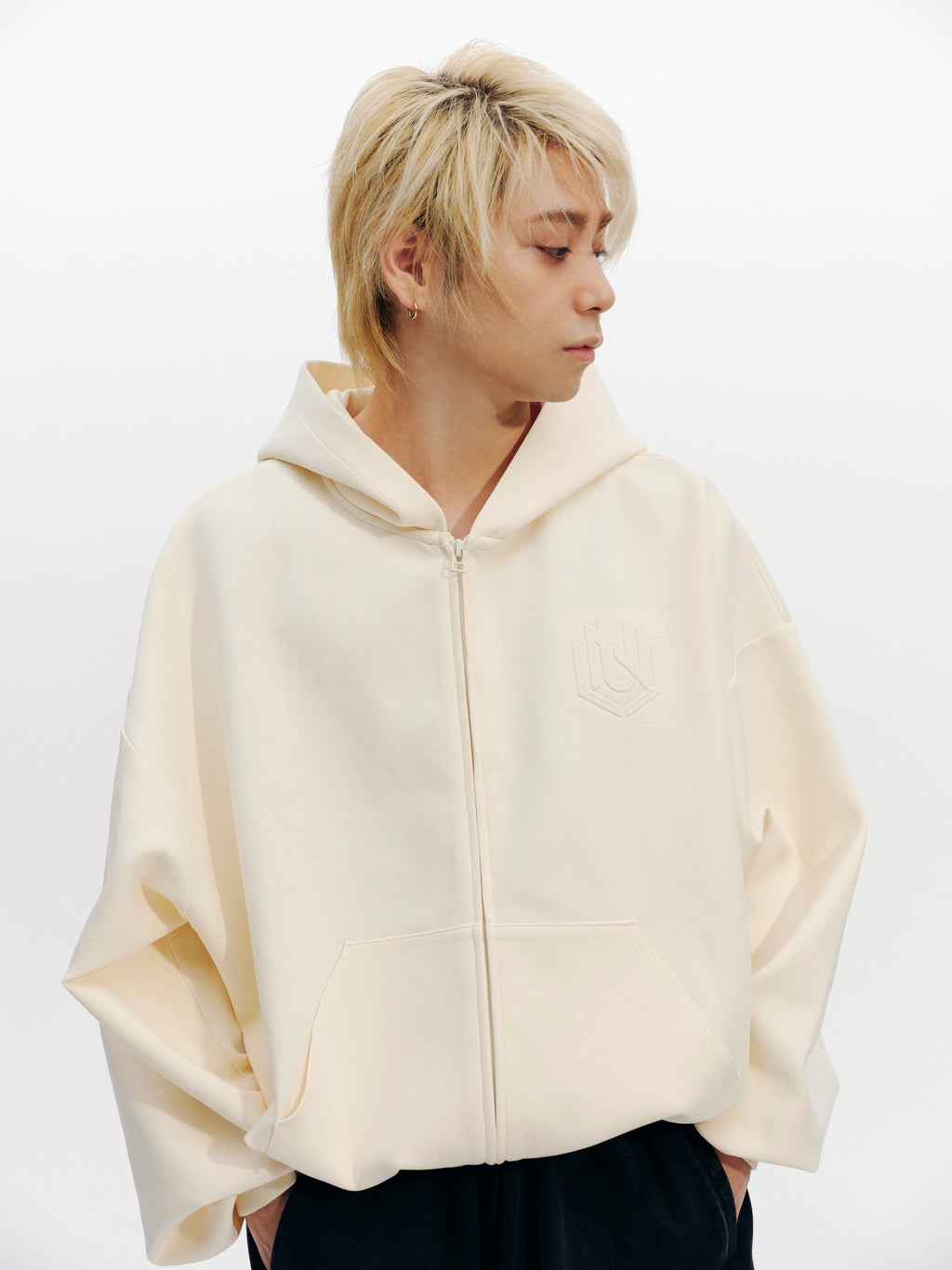 EMBOSS LOGO HOODIE  ECRU